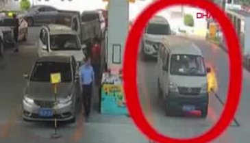 Yanan araçtan son anda kurtuldu