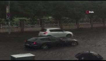 Milyon liralık Ferrari su birikintisinde böyle mahsur kaldı