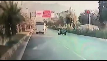 Tekstil işçilerini taşıyan midibüsün devrilme anı böyle görüntülendi