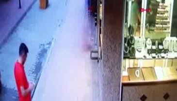 2 yaşındaki çocuğun üçüncü kattan düşüşü kamerada