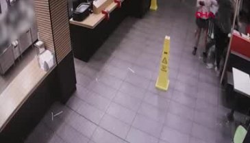 Kendisine güldüğünü iddia edip, topuklu ayakkabıyla saldırdı