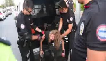 'Dur' ihtarına uymayan kadın sürücü ortalığı birbirine kattı! "Onları öptüm"