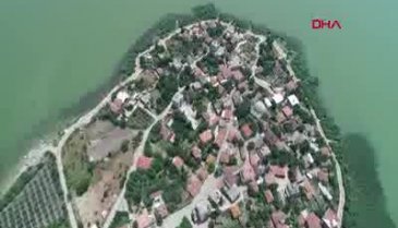 Bursa Karacabey'deki 'Avrupa Leylek Köyü'nde göç başladı