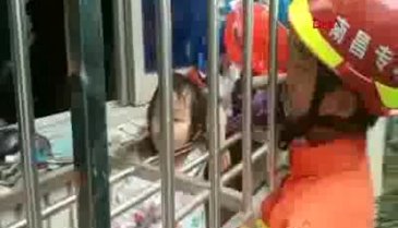 Kafası demir parmaklıklara sıkışan küçük kız böyle kurtarıldı
