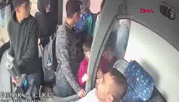 Otobüsünde kalp spazmı geçiren kadını, hastaneye yetiştirdi