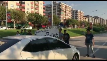 Bursa'da çocuklar "Anne lütfen ölme" diyerek karayolunu trafiğe kapattı