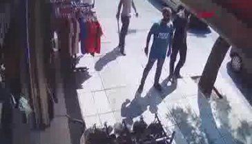 Suriyelilerin kılıç, pala, bıçaklı kavgası kamerada