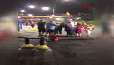 Parkta kavga eden kadınları eşleri ayırmakta güçlük çekti