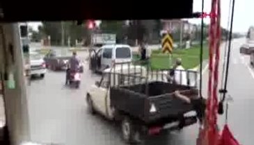 Arızalı kamyoneti motosikletle çektiler!