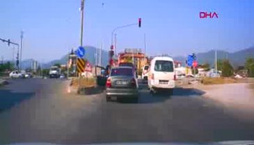 Satırlı trafik magandası