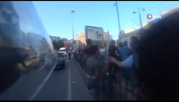 Seyyar satıcılar zabıtaya sopayla saldırdı