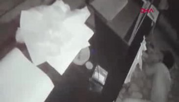 Pişkin hırsız! Sürünerek geldi, hem çaldı hem de karnını doyurdu
