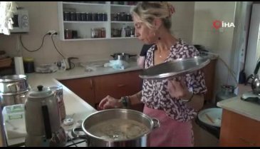 Şarkıcı Zeynep Casalini Bursalı kadınlarla yemek yaptı