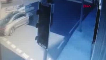 Minibüsün çarptığı motokurye öldü; kaza anı kamerada