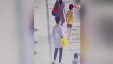 Küçük kız, otobüs altında kalmaktan son anda kurtuldu