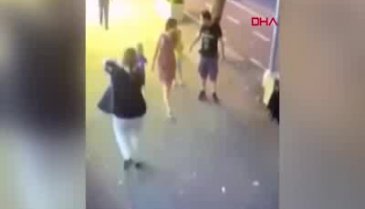 Ailesi ile yürüyen çocuklara bıçakla saldırdı!