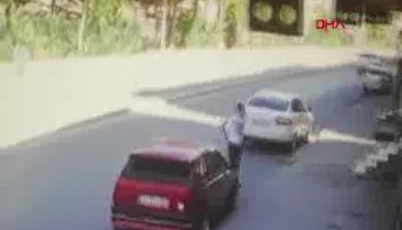 Aracına binmeye çalışırken otomobil çarptı