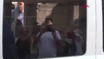 Kadınlar, 80 yaşındaki tacizciyi yakalayıp, polise teslim etti
