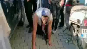 Bursa'da şalvarlı emzikli damat, gelin evine emekleyerek gitti