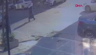 İstanbul Esenyurt'ta otomobilin bir kadına çarpma anı kamerada