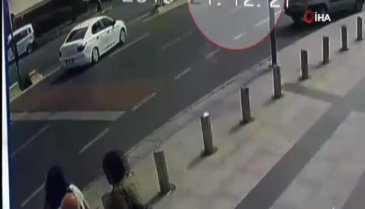 Otomobilin çarptığı motosikletli metrelerce sürüklendi