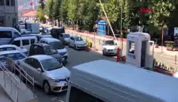 Gözaltına alınan babasının peşinden böyle koştu