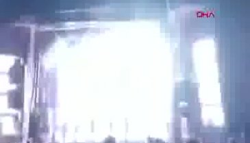 Ünlü şarkıcı sahnede hayatını kaybetti