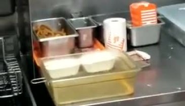 Fast food zincirinde mide bulandıran olay! Fare canlı canlı kızartma oldu