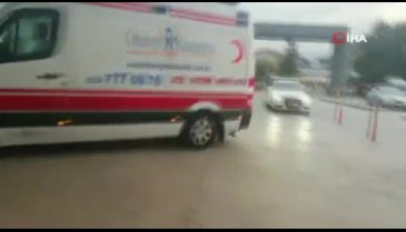 Bursa'da taşıdığı camlar üzerine devrilince ağır yaralandı