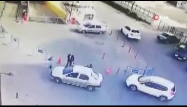 Hastane bahçesinde tekmeli sopalı kavga!