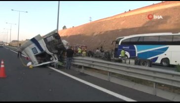 TIR ile kamyon çarpıştı: 2 yaralı