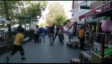İki kişi arasında çıkan kavgada tabureler havada uçuştu
