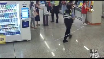 Metro istasyonunda rehine krizi: Tek kurşunla kurtardı
