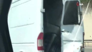 Kapısız minibüsün kasasında tehlikeli yolculuk
