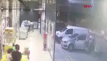 3 yaşındaki çocuğun anahtarını çevirdiği otomobil markete daldı