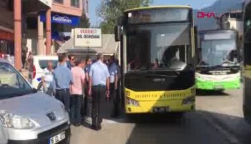 Bursa'da yol vermediğini öne sürdükleri otobüsün camını kırıp şoförü darbettiler