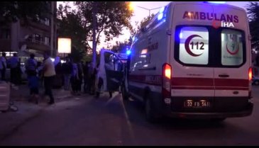 Üzerinde 3 kişinin bulunduğu motosiklete çarpıp kaçtı