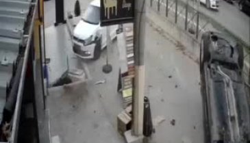 Bursa'da otomobil ile çarpışan araç takla attı