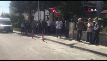 Eşinden ayrılmak istemeyen adam kendini yakmaya kalktı