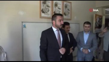 Bursa'da milli bilinci aşılamak için birinci sınıf öğrencilerine bayrak