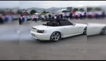 Lüks otomobillerle yolu kapatıp drift yaptılar