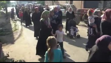 Bursa'da kapatılan okulun açılmasını isteyen veliler okulun önünde oturma eylemi yaptı