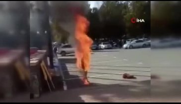 Profesörden anadil eylemi: Devlet binası önünde yaktı