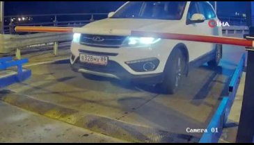 Ücretli sandıkları otoparkın demir bariyerini kırdılar