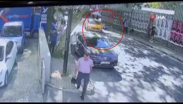 Yolun karşısına geçmek isterken canından oluyordu