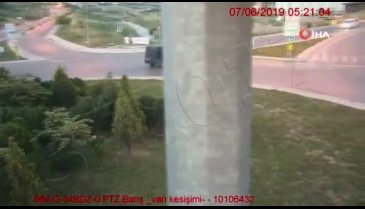 Film sahnelerini aratmayan kavga: Cadde ortasında birbirlerine girdiler
