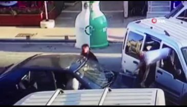 Kayınpederinin dudaklarını ısırarak parçaladı