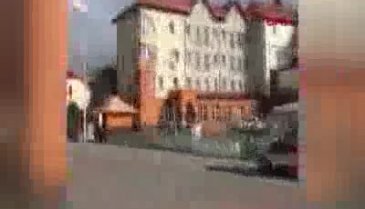 Elektrikli araç sahile uçtu! Aküden dökülen asit kadını yaktı