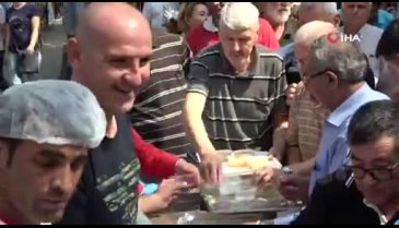 Bursa'da çarşı esnafı aşure dağıttı