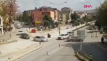 Aracının üzerinde unuttuğu altın dolu çanta yola düştü